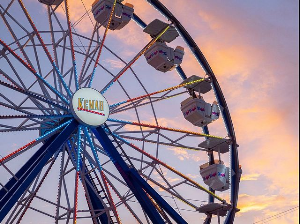 A ferris wheel with the word kemah on it
