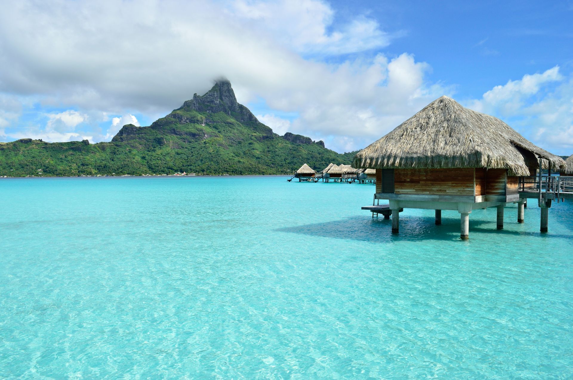 Luxury overwater villas in Tahiti for vacationers using tahiti agents services.