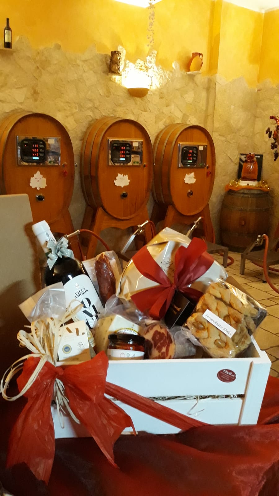 cesta di vini e prodotti locali