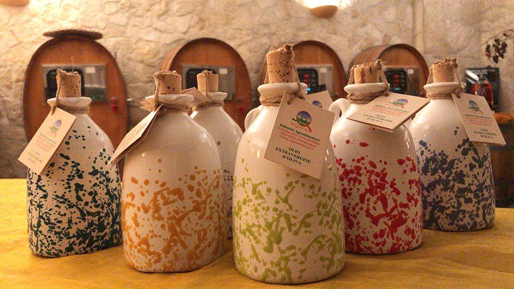 olio in bottiglie di ceramica