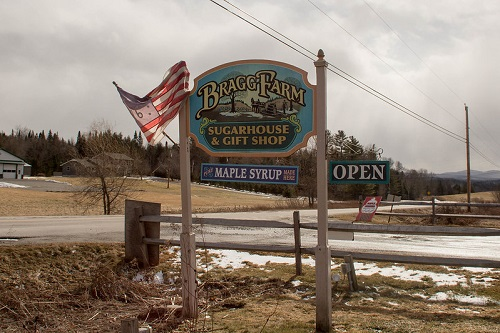 A sign for bragg farm sugarhouse and gift shop