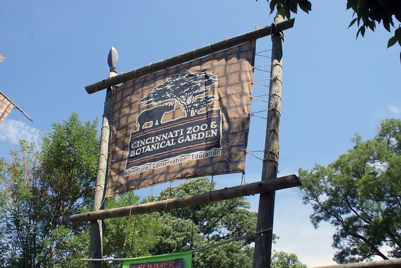 A sign for the cincinnati zoo and botanical garden