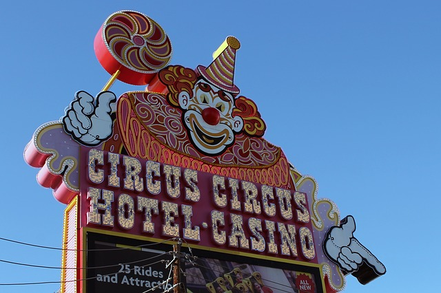 A sign for the circus circus hotel and casino