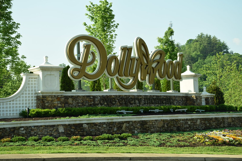 A large sign that says dollywood on it