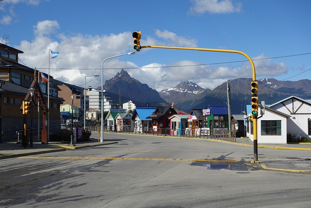 A street with mountains in the background and a traffic light