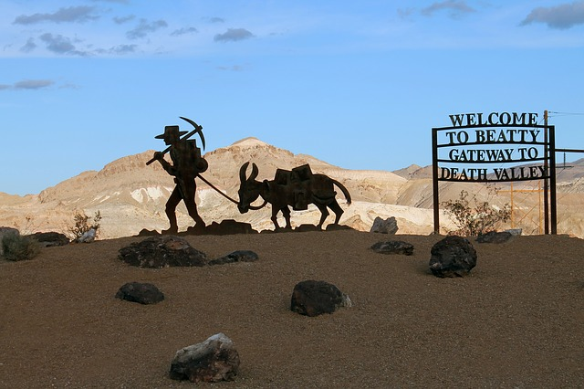 The welcome to Beatty gateway to death valley sign