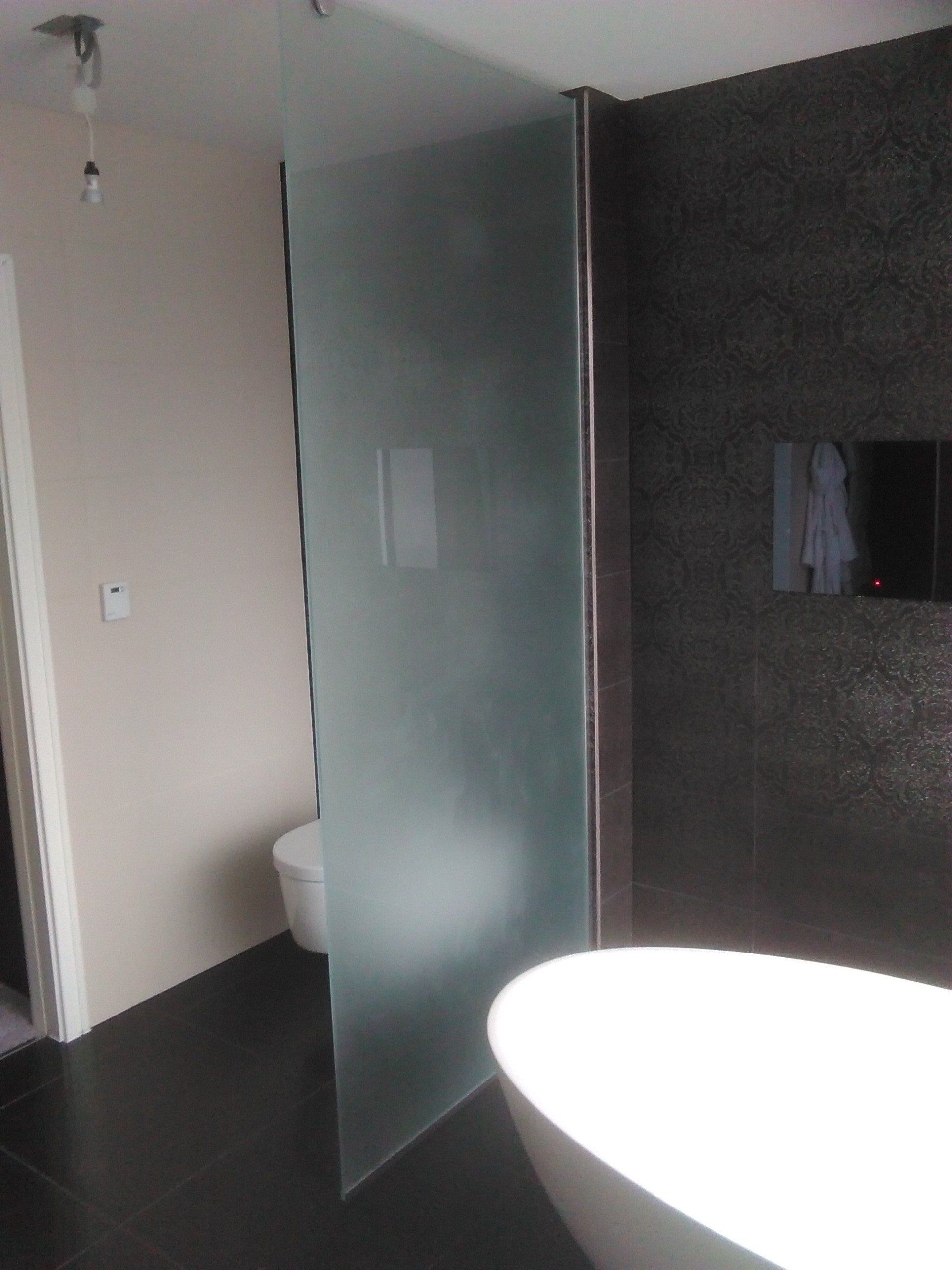 Toughen shower screen