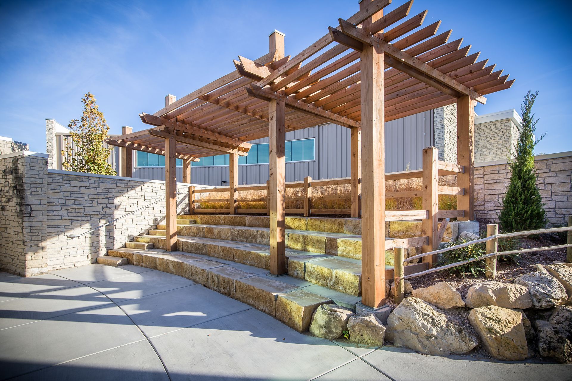 Silverdale 18” Sawn Beams and Cottonwood 4-12” Split Face Veneer used at Sedgwick County Zoo