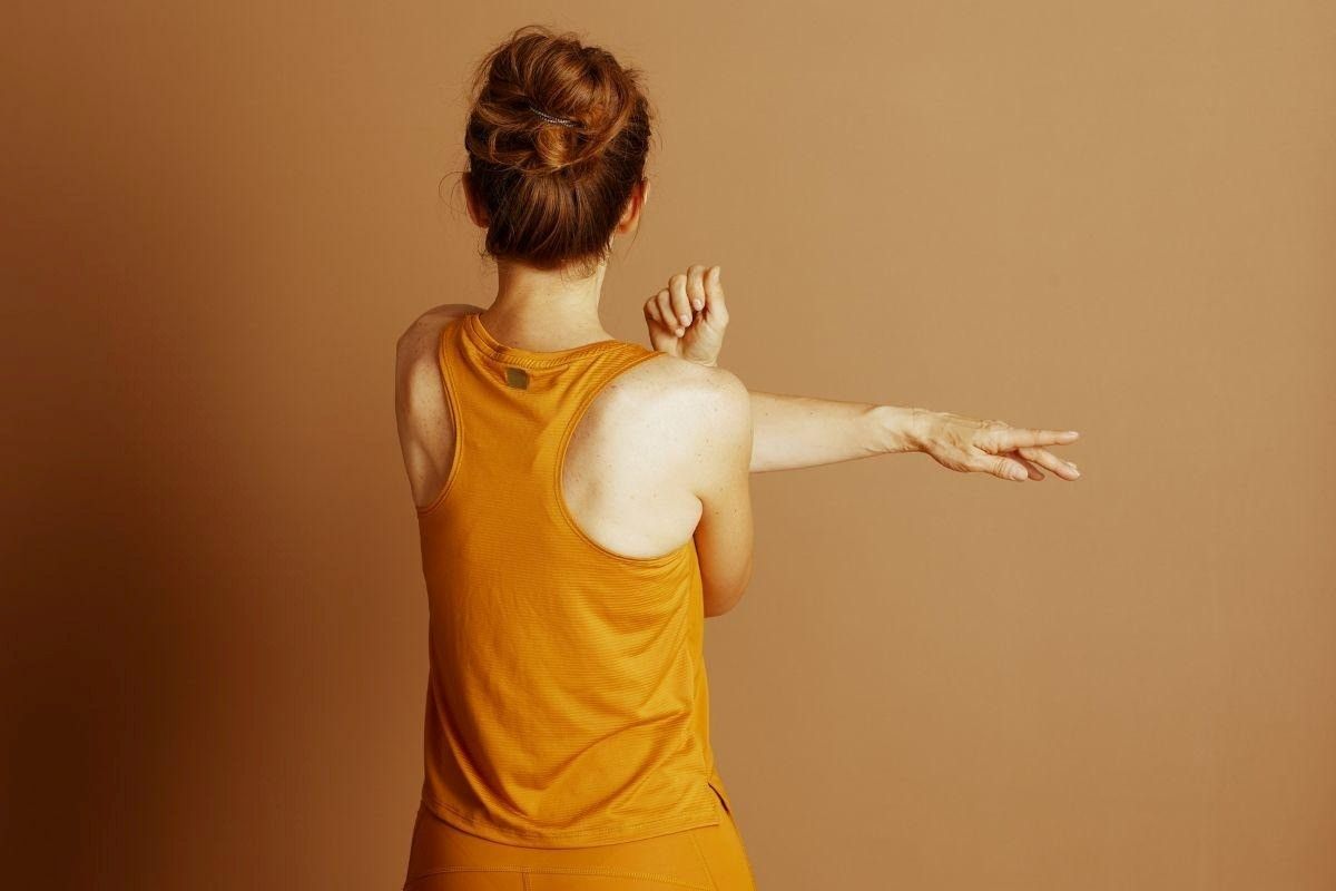 Alongamento do ombro: fazer antes ou depois do treino?