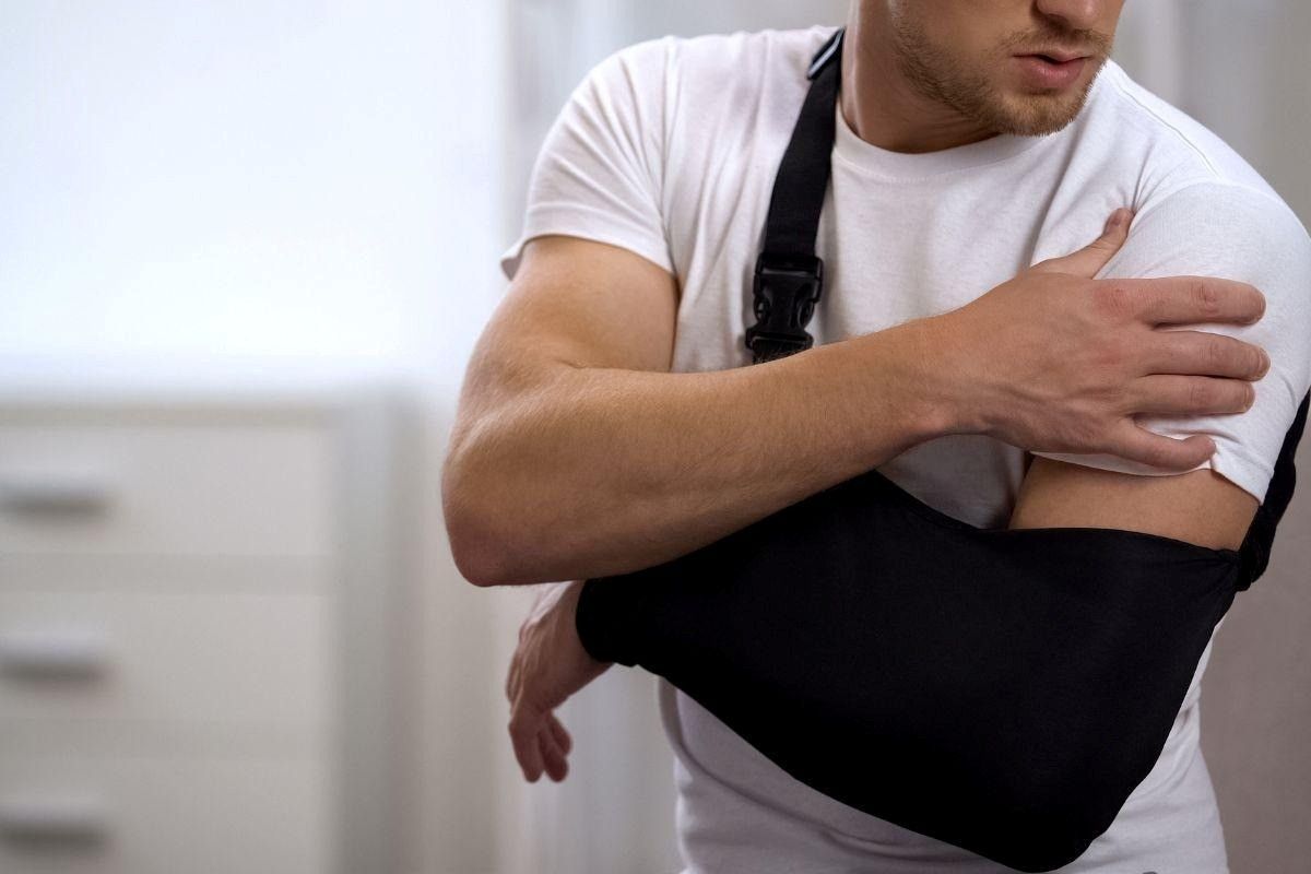 Devo usar tipoia no ombro depois de uma luxação?