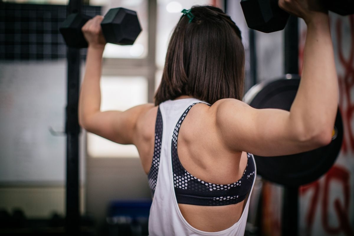 Você certamente está cometendo esses erros no treino de braço!