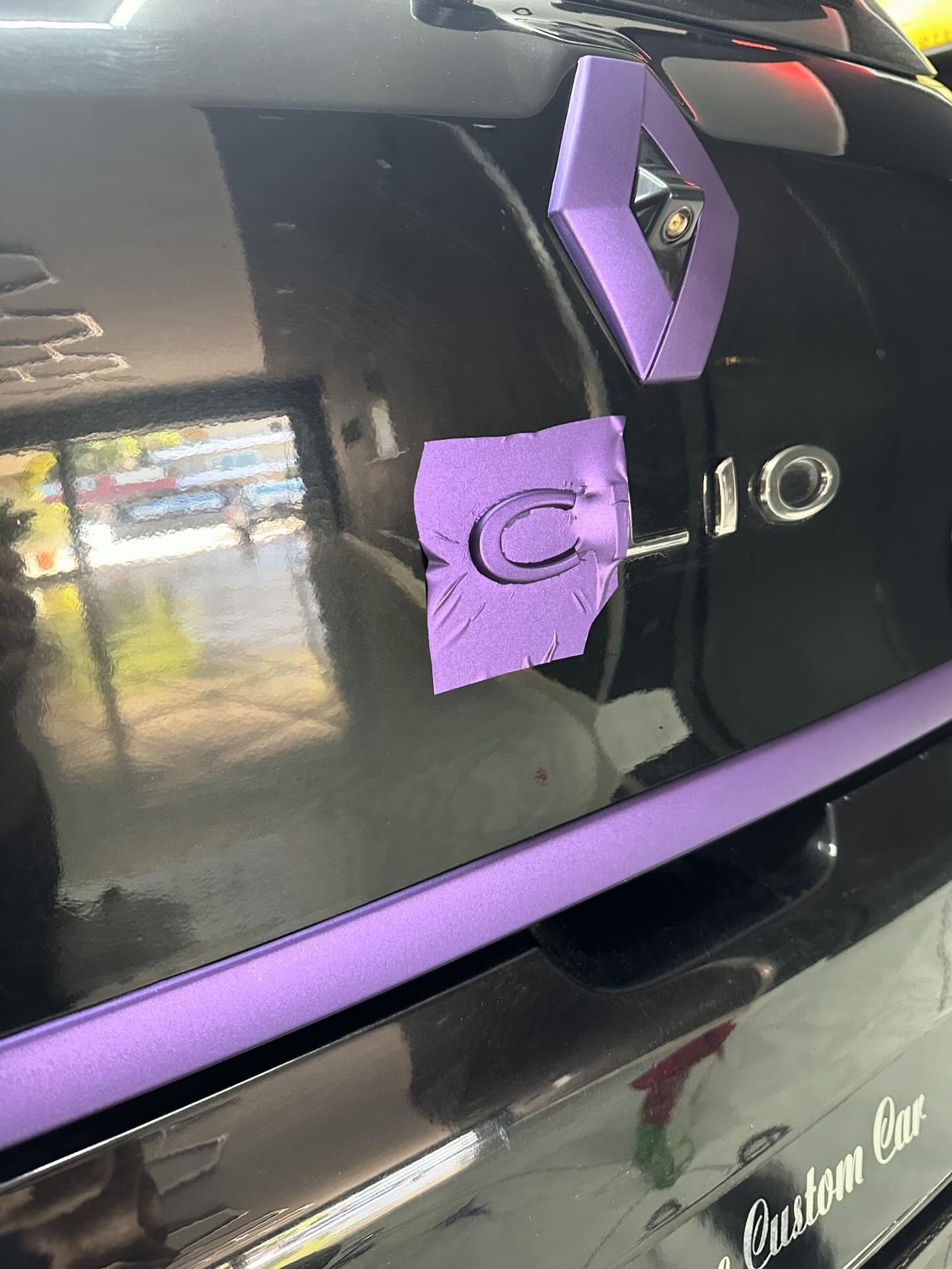 Quattro riprese dell'interno di un'auto con sedili rossi e neri.