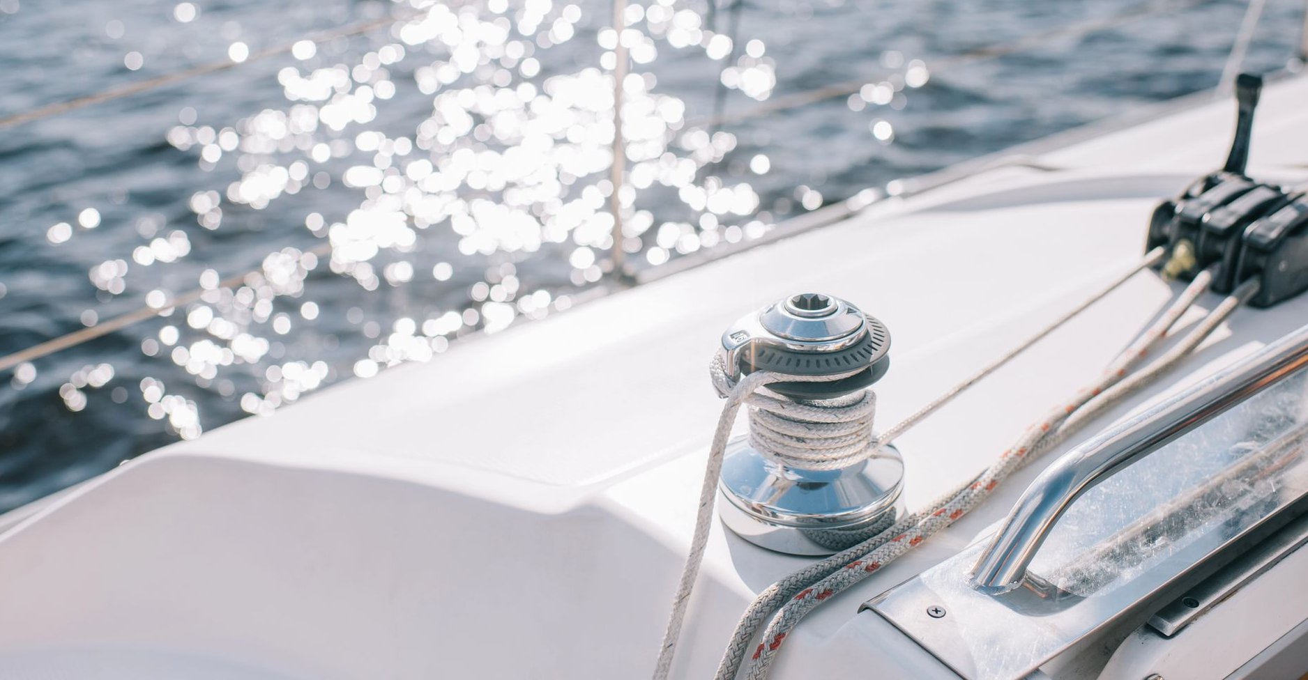 Prima e dopo il restauro dei fari di un'auto. Il faro superiore è opaco, quello inferiore è trasparente.