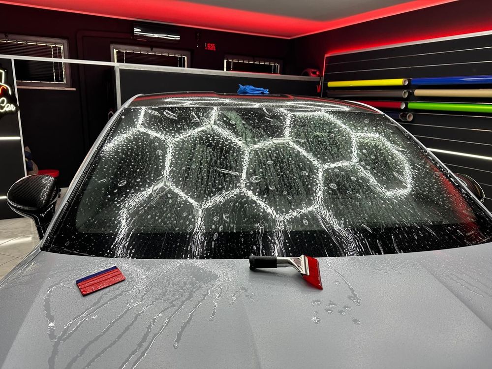 Un'auto sportiva Dodge Viper gialla con strisce nere parcheggiata in strada. Sullo sfondo un edificio.