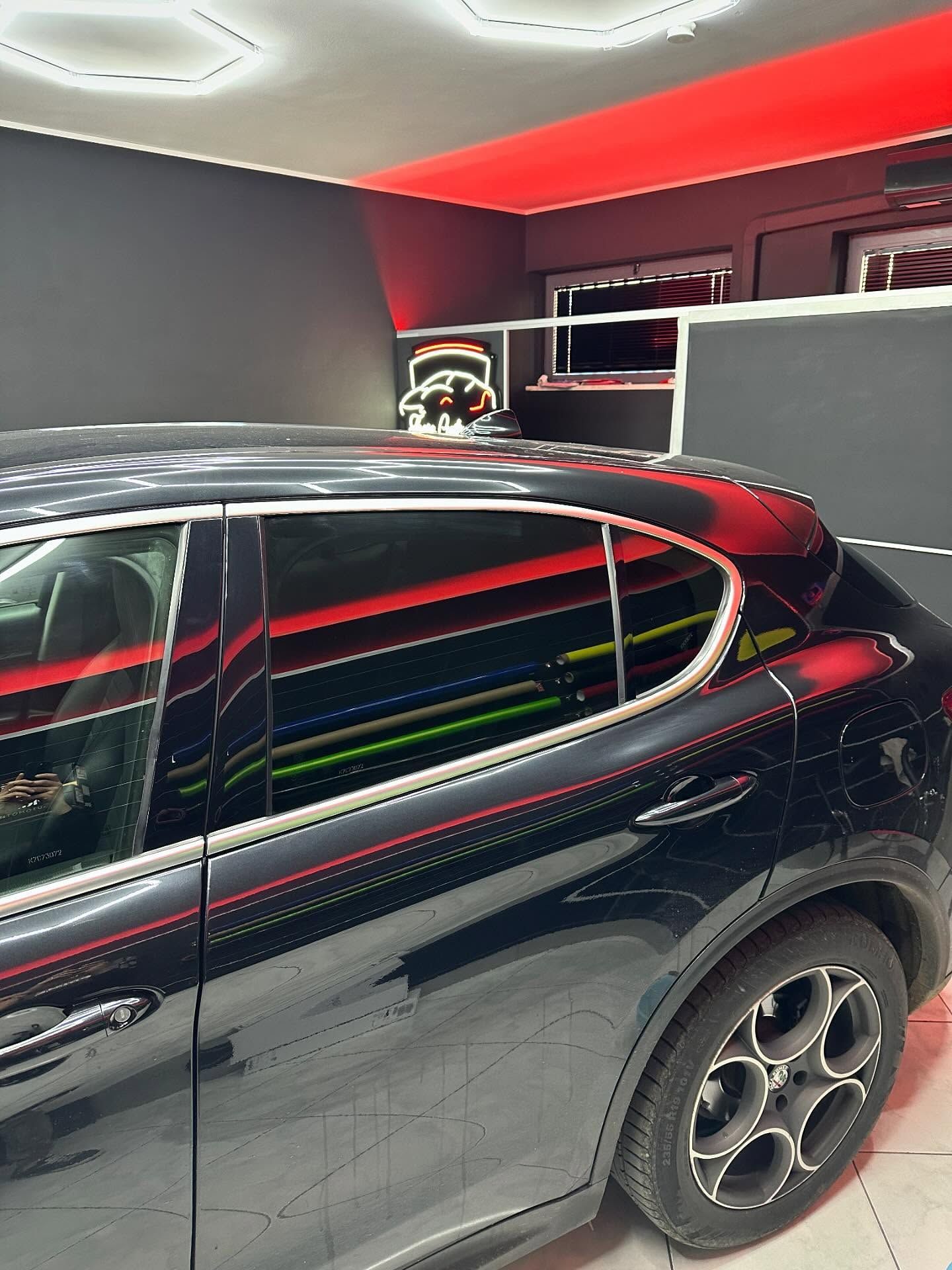 Prima e dopo il restauro dei fari di un'auto. Il faro superiore è opaco, quello inferiore è trasparente.