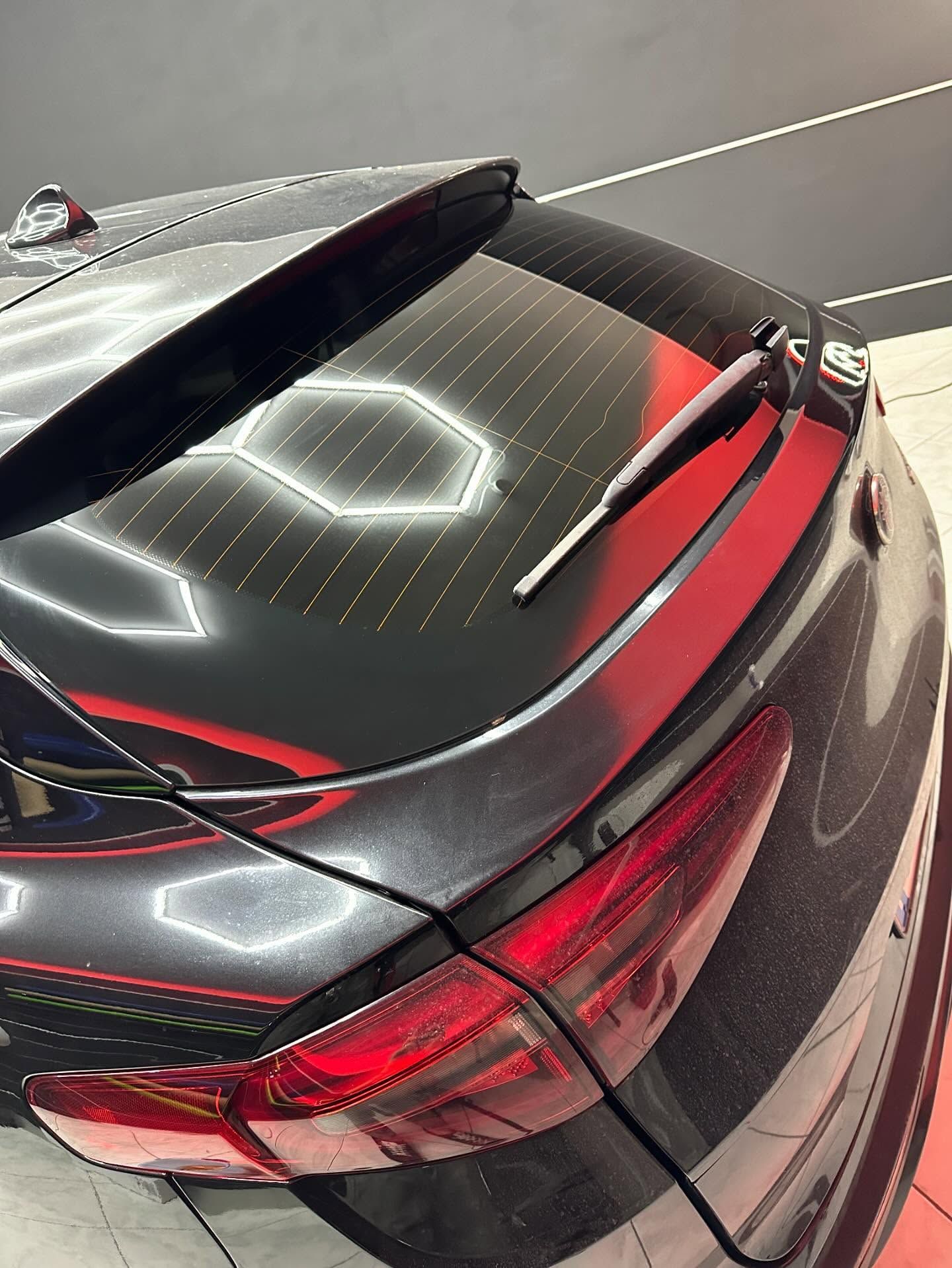 Un'auto sportiva Dodge Viper gialla con strisce nere parcheggiata in strada. Sullo sfondo un edificio.