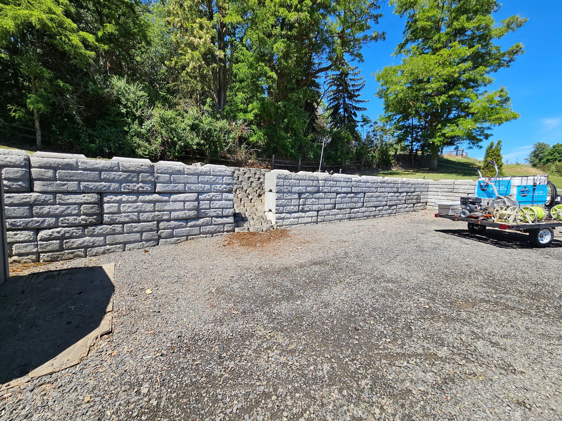 Retaining wall soft wash cleaning