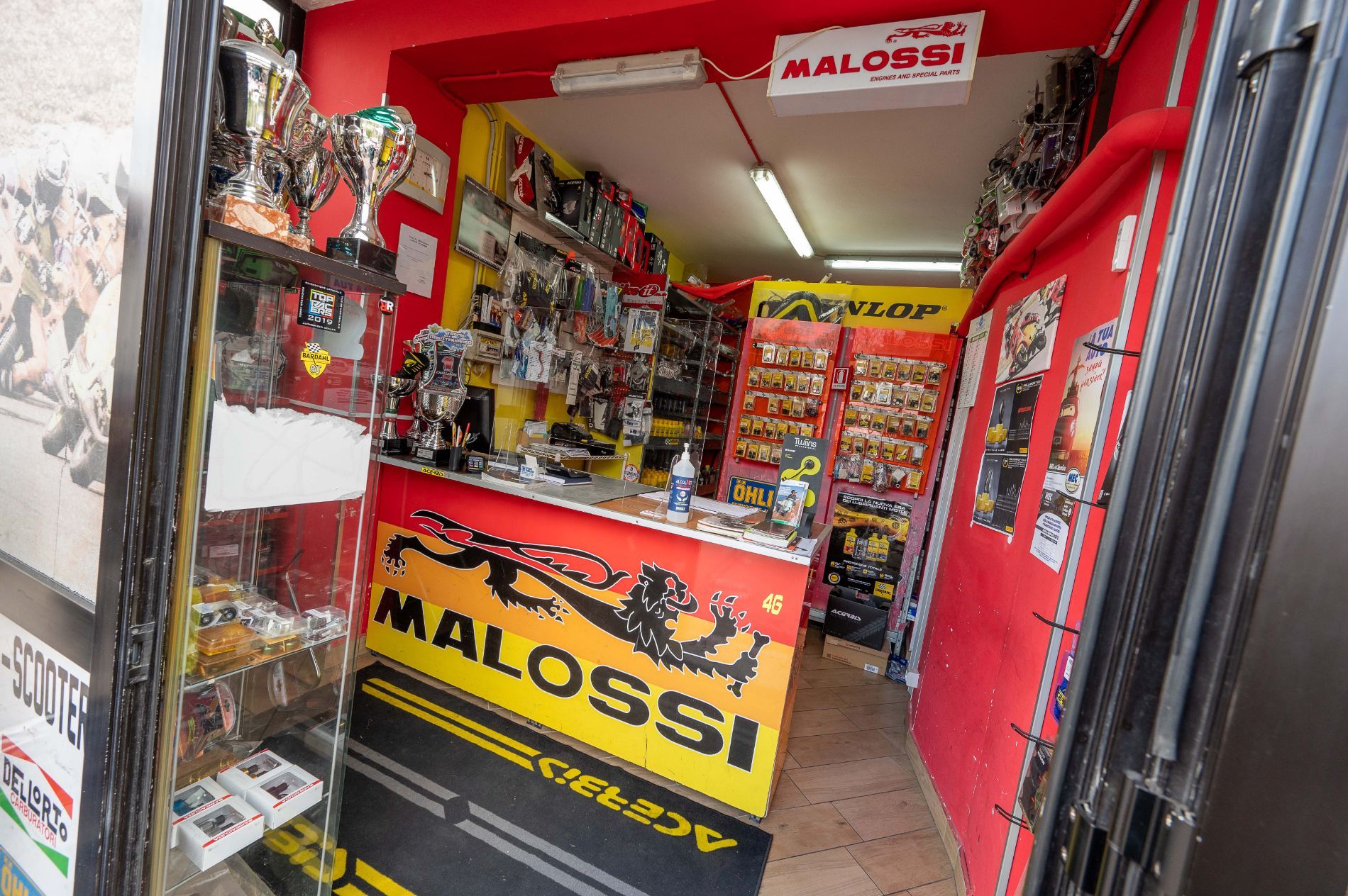 interno officina per motociclette