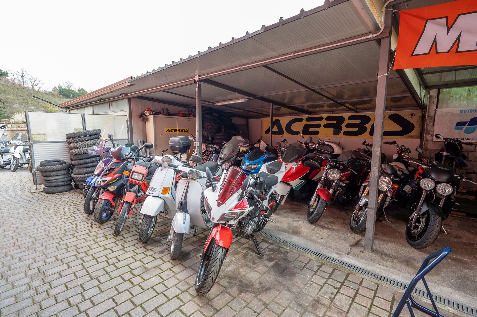 moto da riparare nell'officina per motociclette
