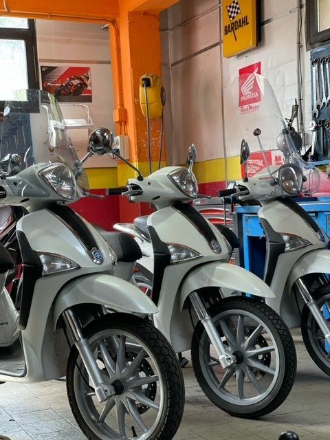scooter da riparare all'interno dell'officina autorizzata piaggio