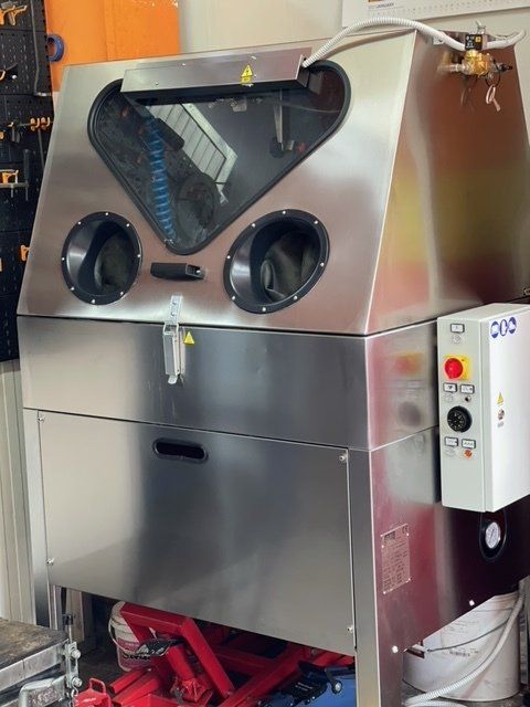 postazione automatizzata in officina moto