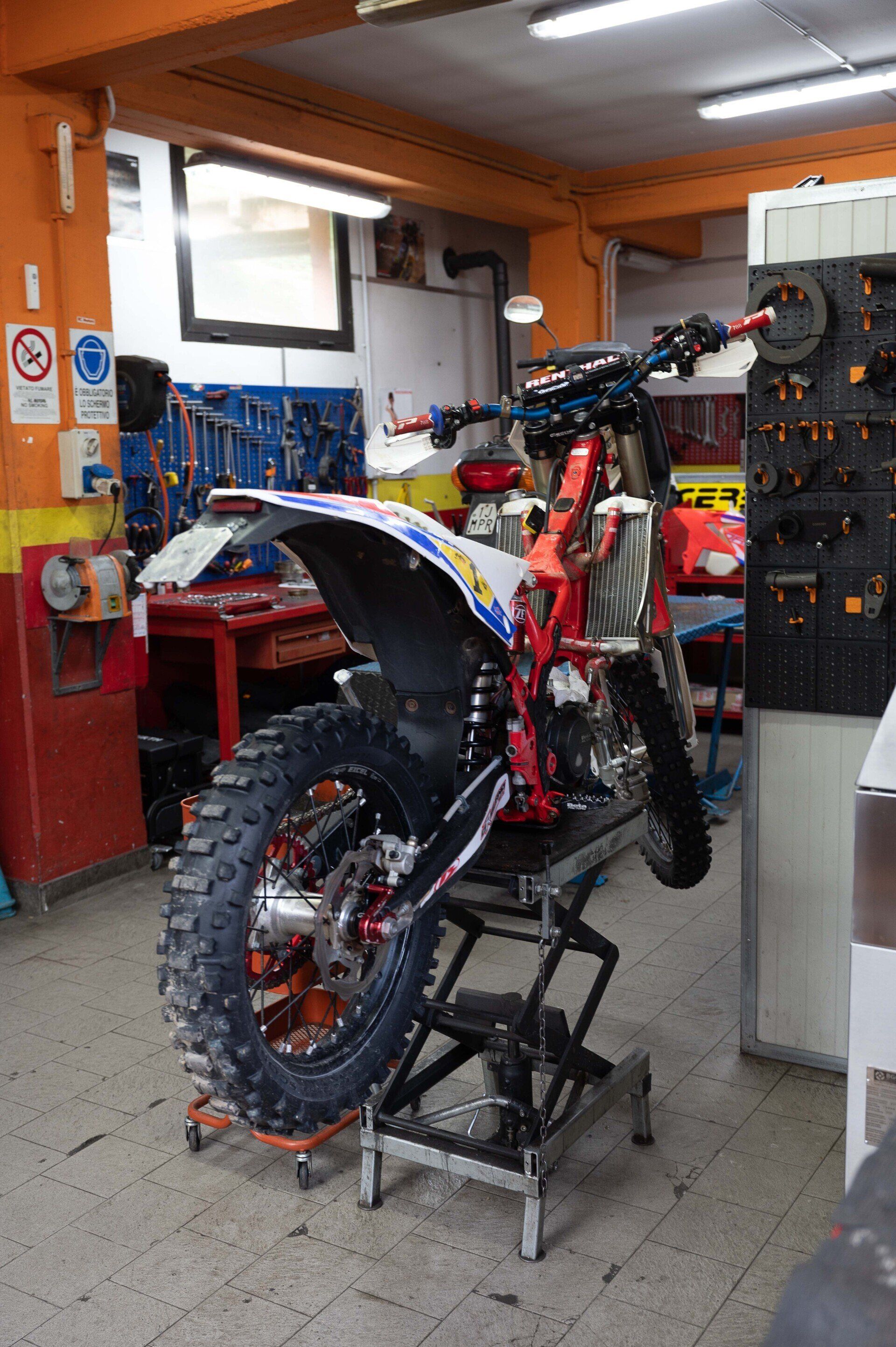 moto da cross in officina