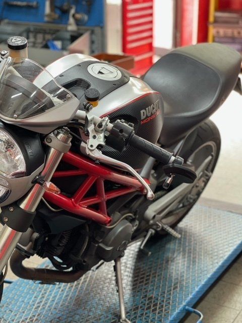 dettaglio ducati monster