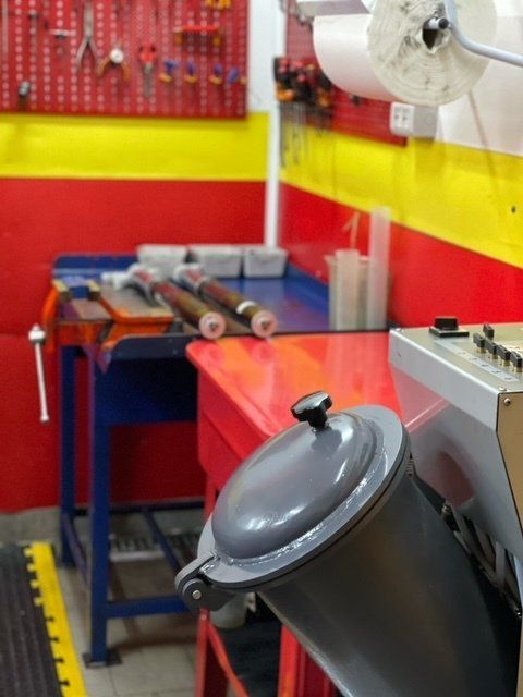 banco da lavoro in officina moto