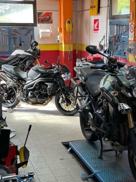 moto da corsa in officina