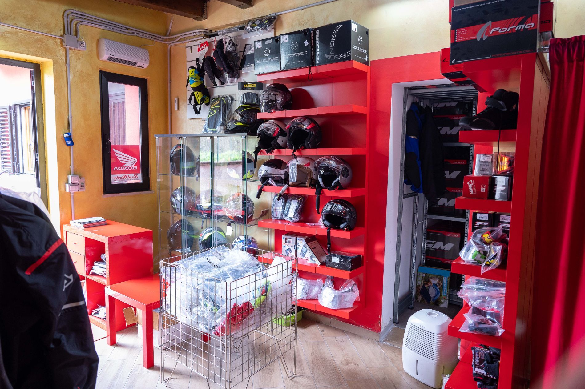 esposizione di caschi e accessori moto