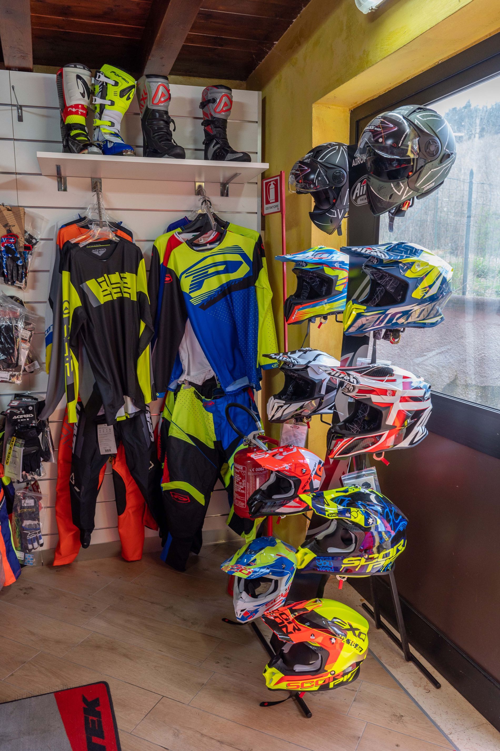 esposizione di tute e caschi moto