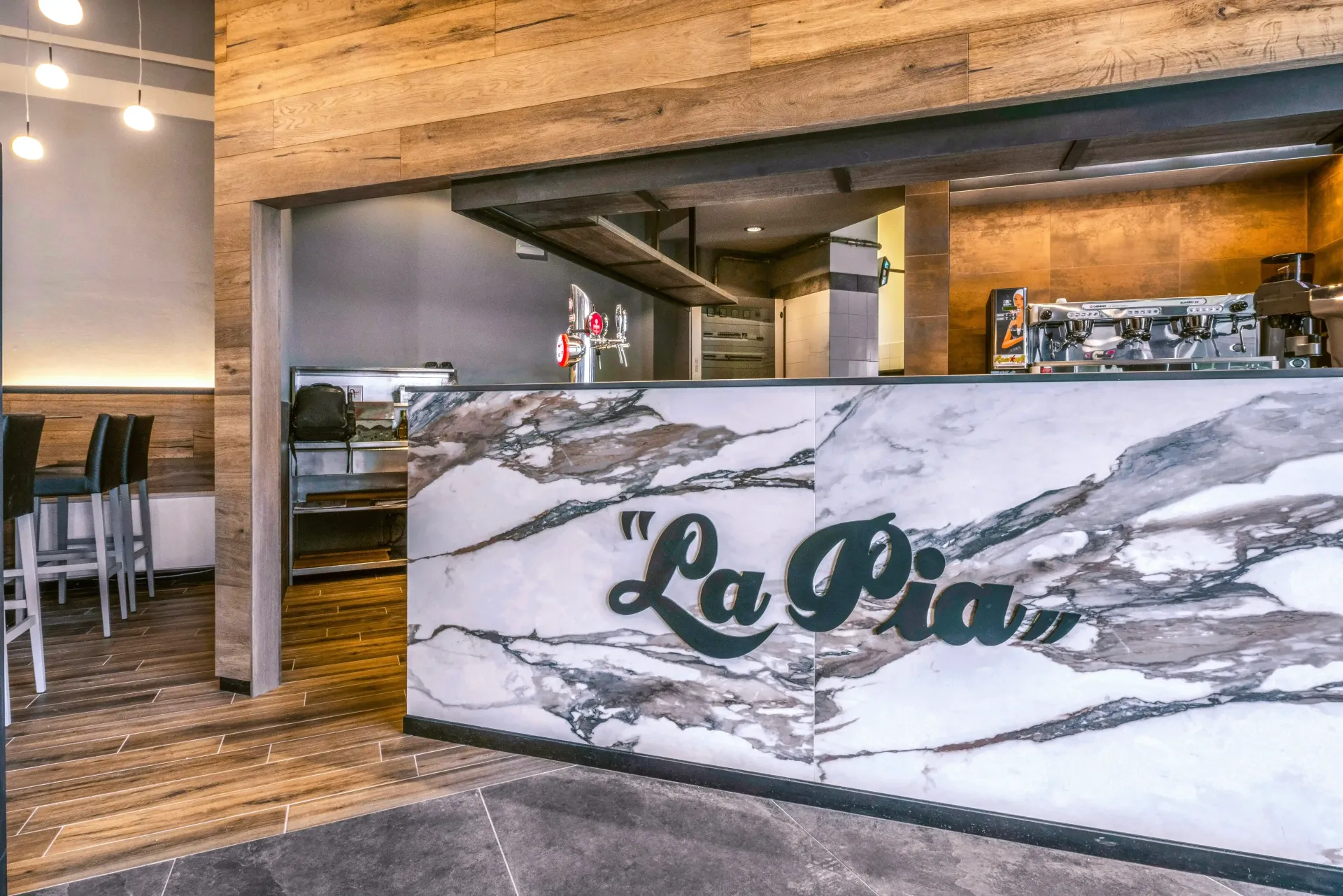 Un bancone di marmo con la scritta la pia sopra