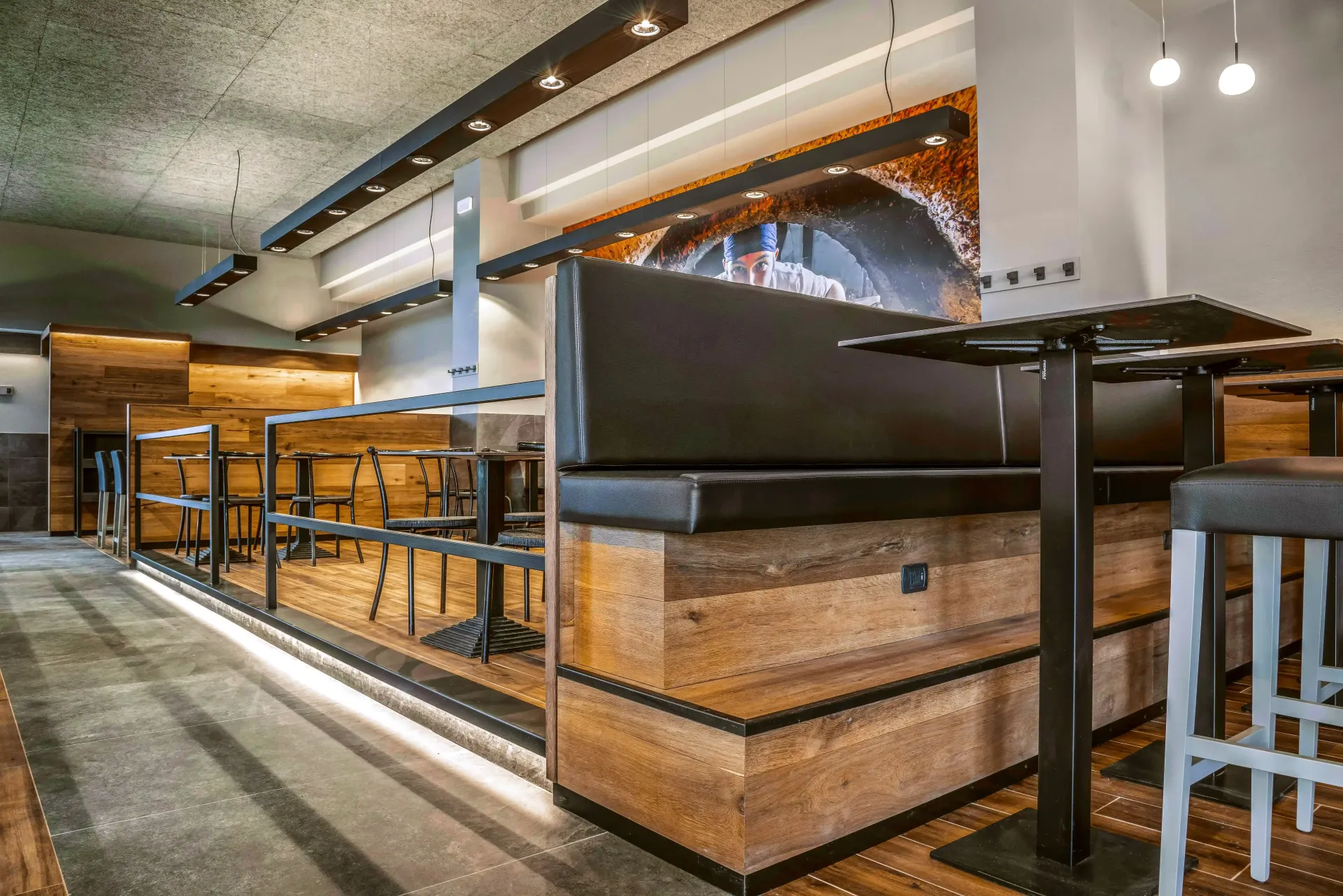 Un ristorante con tavoli e sgabelli e un bar