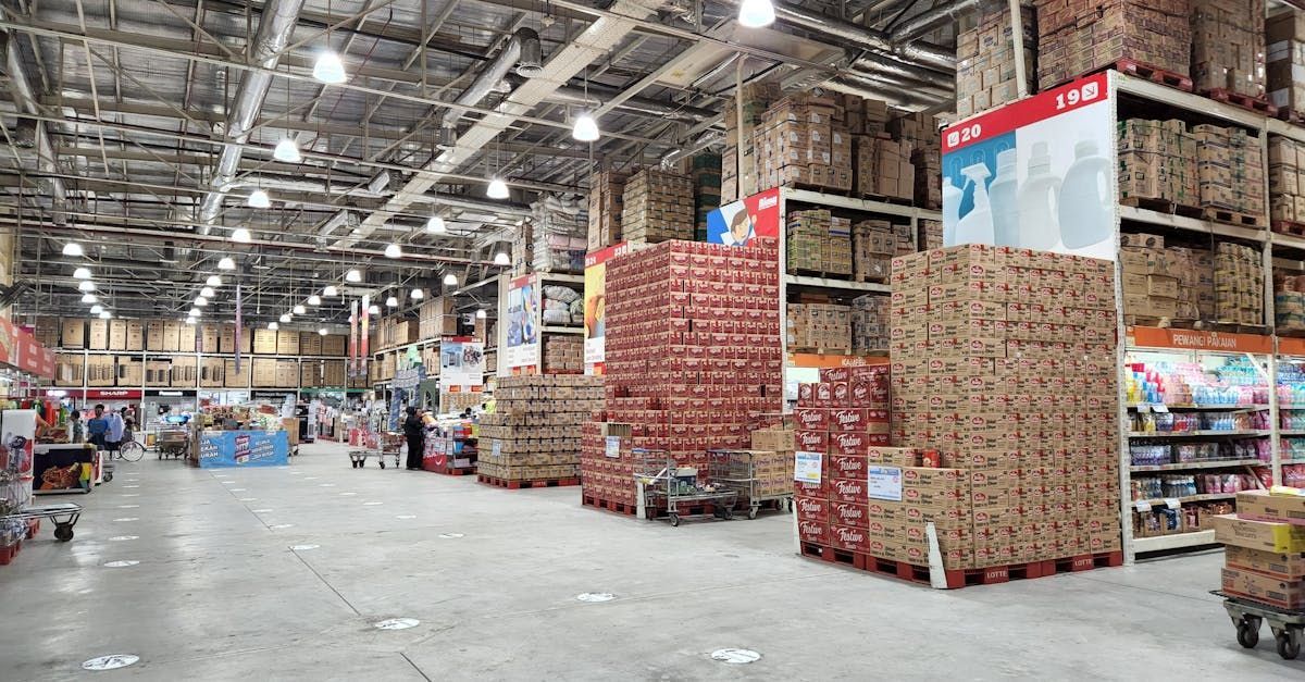 Een groot magazijn vol met veel dozen en planken.