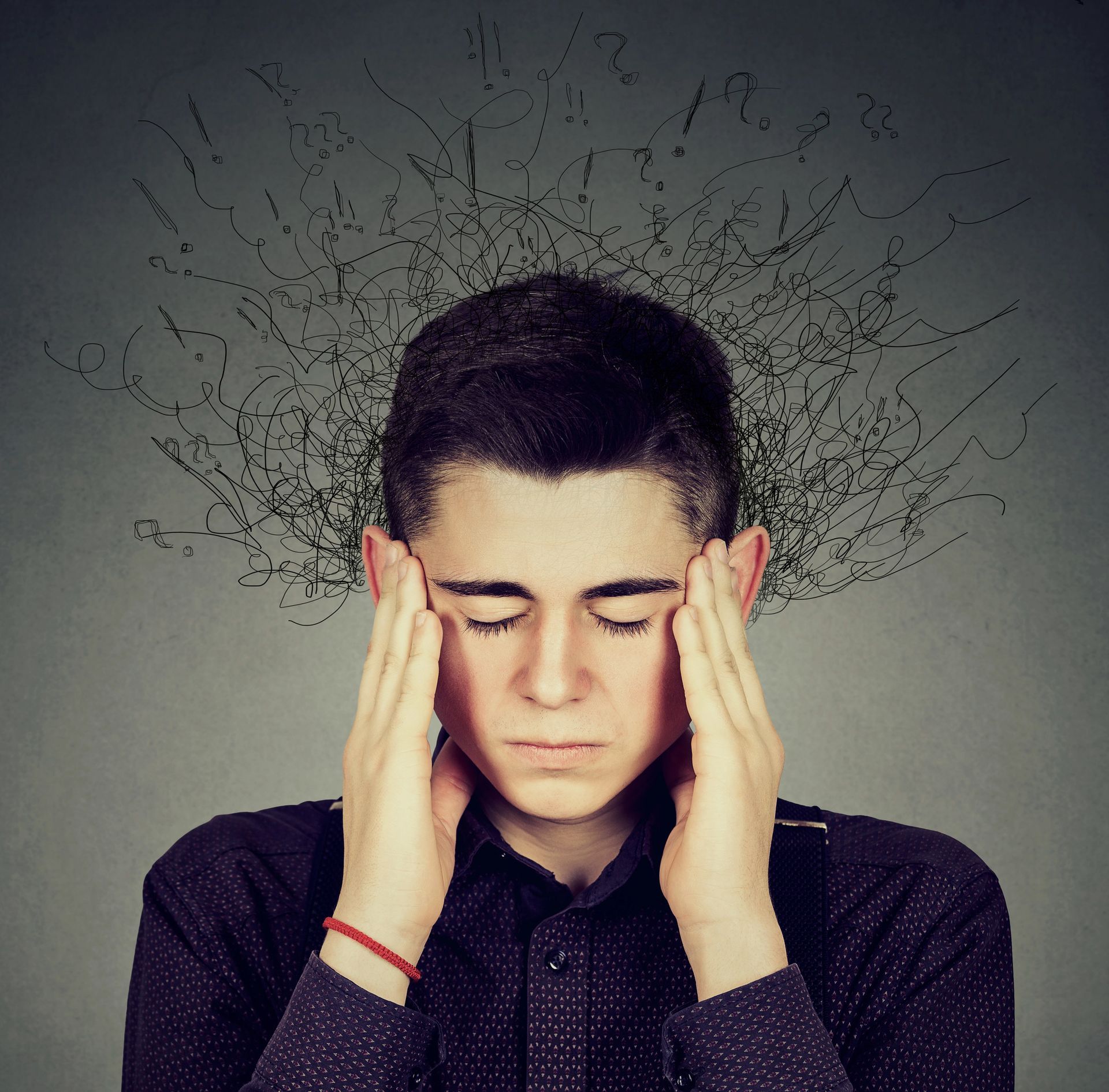 Persona con las manos en las sienes, los ojos cerrados y con un diseño similar a un garabato sobre su cabeza