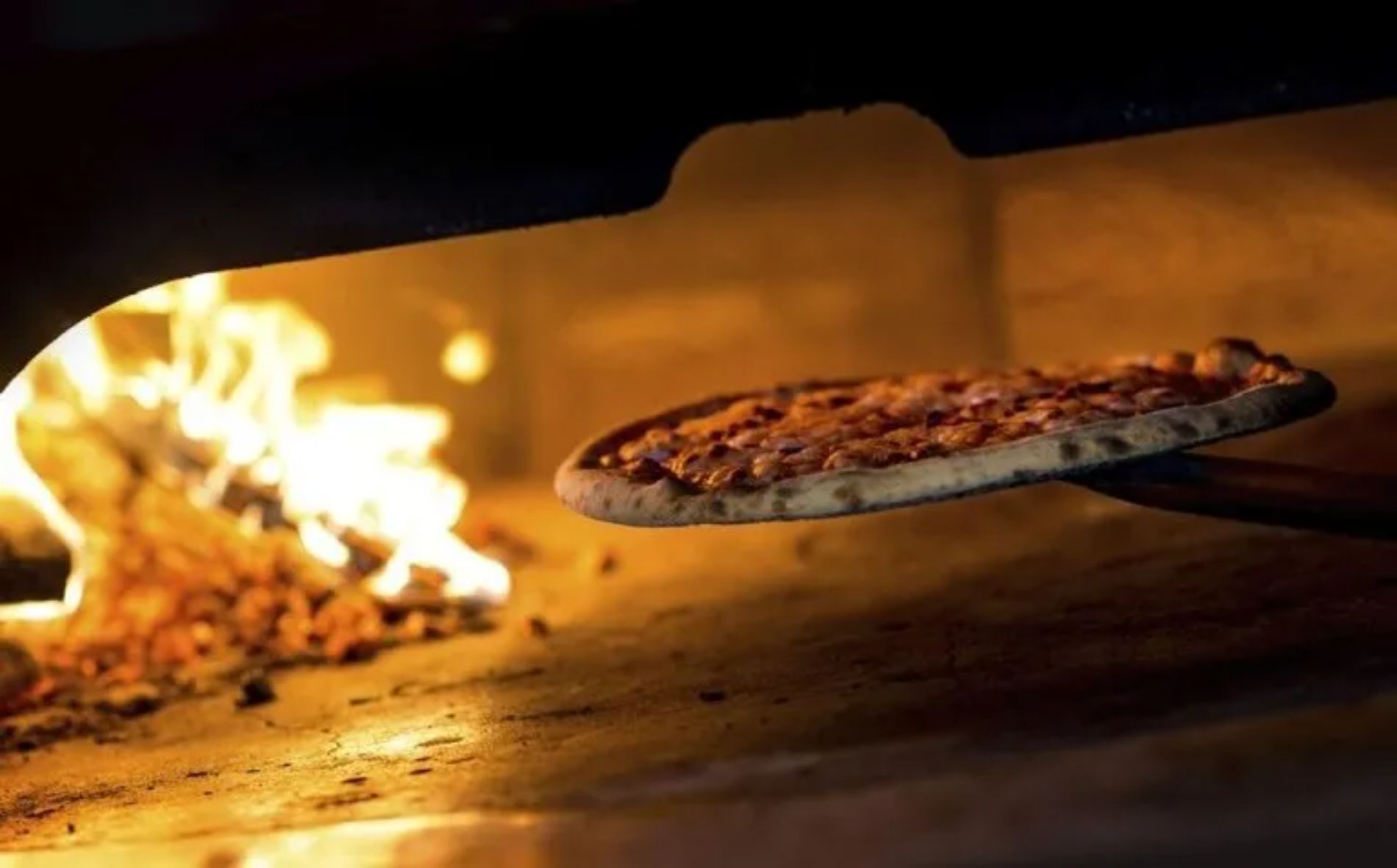 pizza cotta nel forno a legna