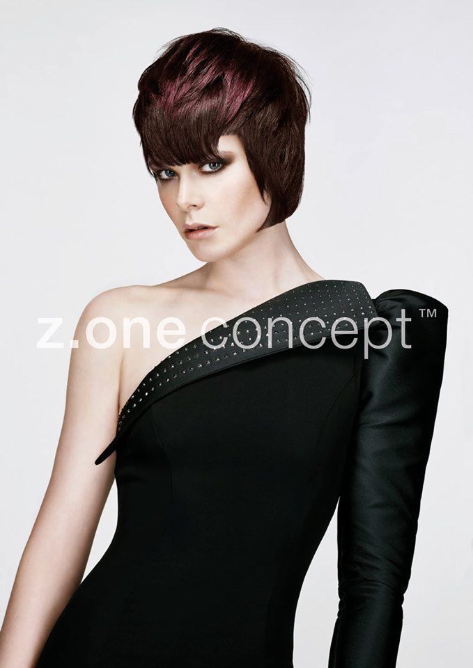 Una mujer con un vestido negro con la palabra concepto de zona en la parte inferior.