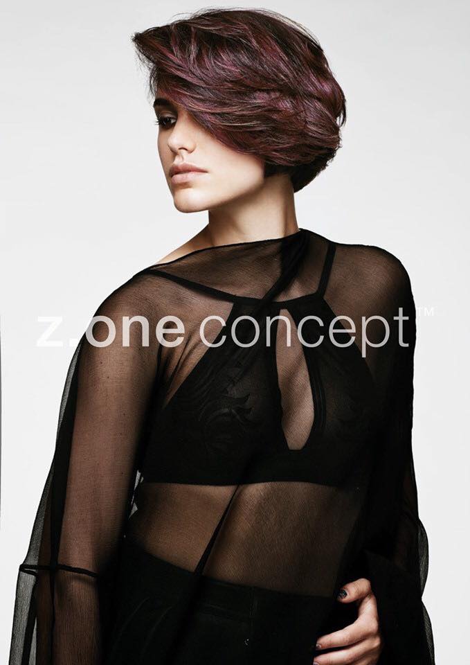 Una mujer con cabello corto lleva un top negro transparente.