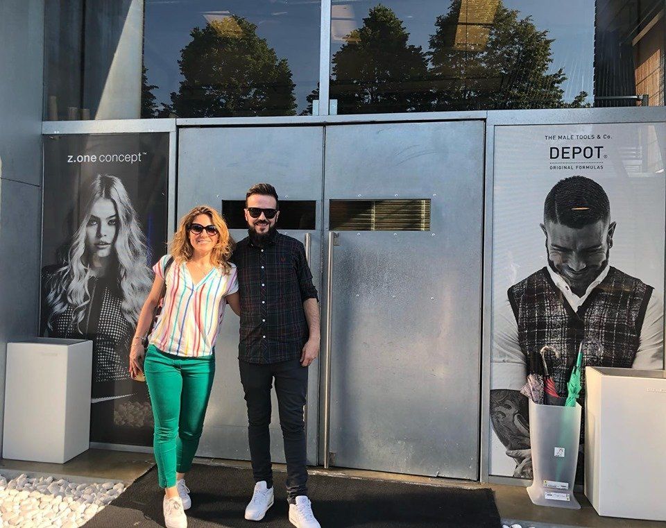 Un hombre y una mujer están parados frente a un edificio.