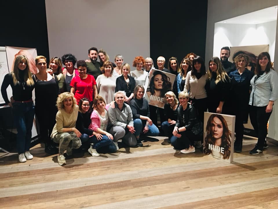 Un grupo de personas posa para una fotografía en una habitación.