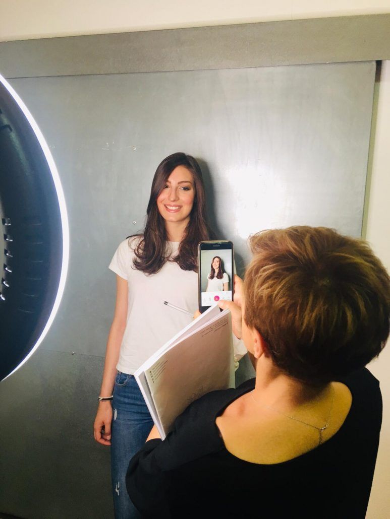 Una mujer está tomando una foto de otra mujer con su teléfono.
