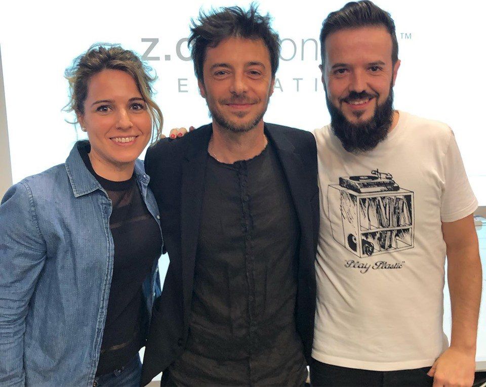 Un hombre con barba lleva una camiseta que dice Ring Music
