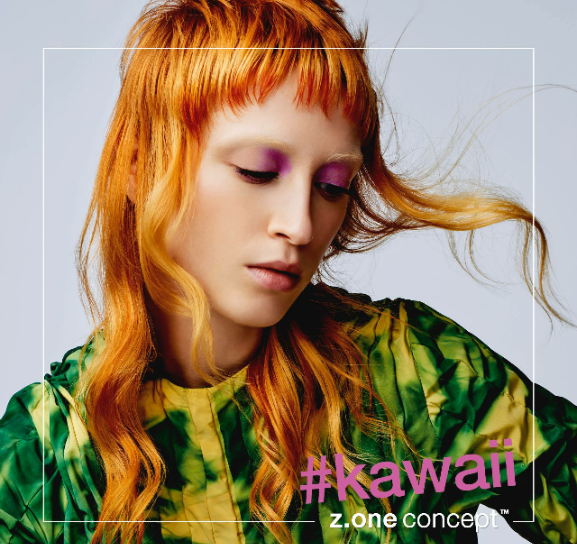 Una mujer pelirroja lleva una camiseta verde con la palabra kawaii.