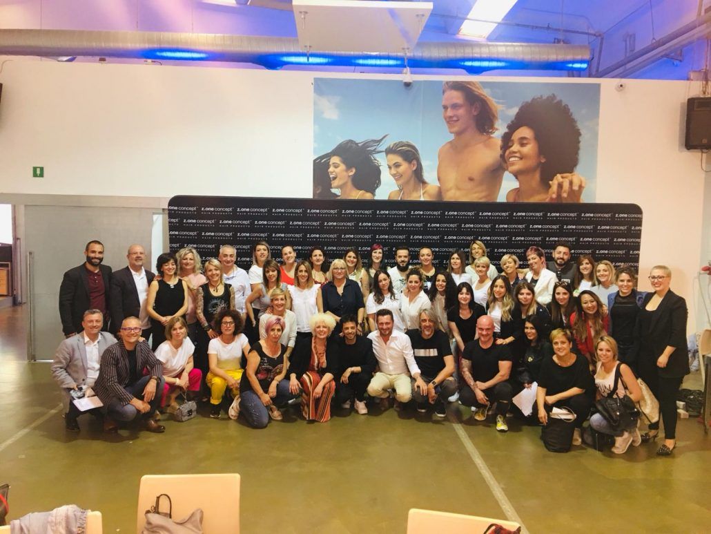 Un grupo grande de personas posa para una fotografía en una habitación.