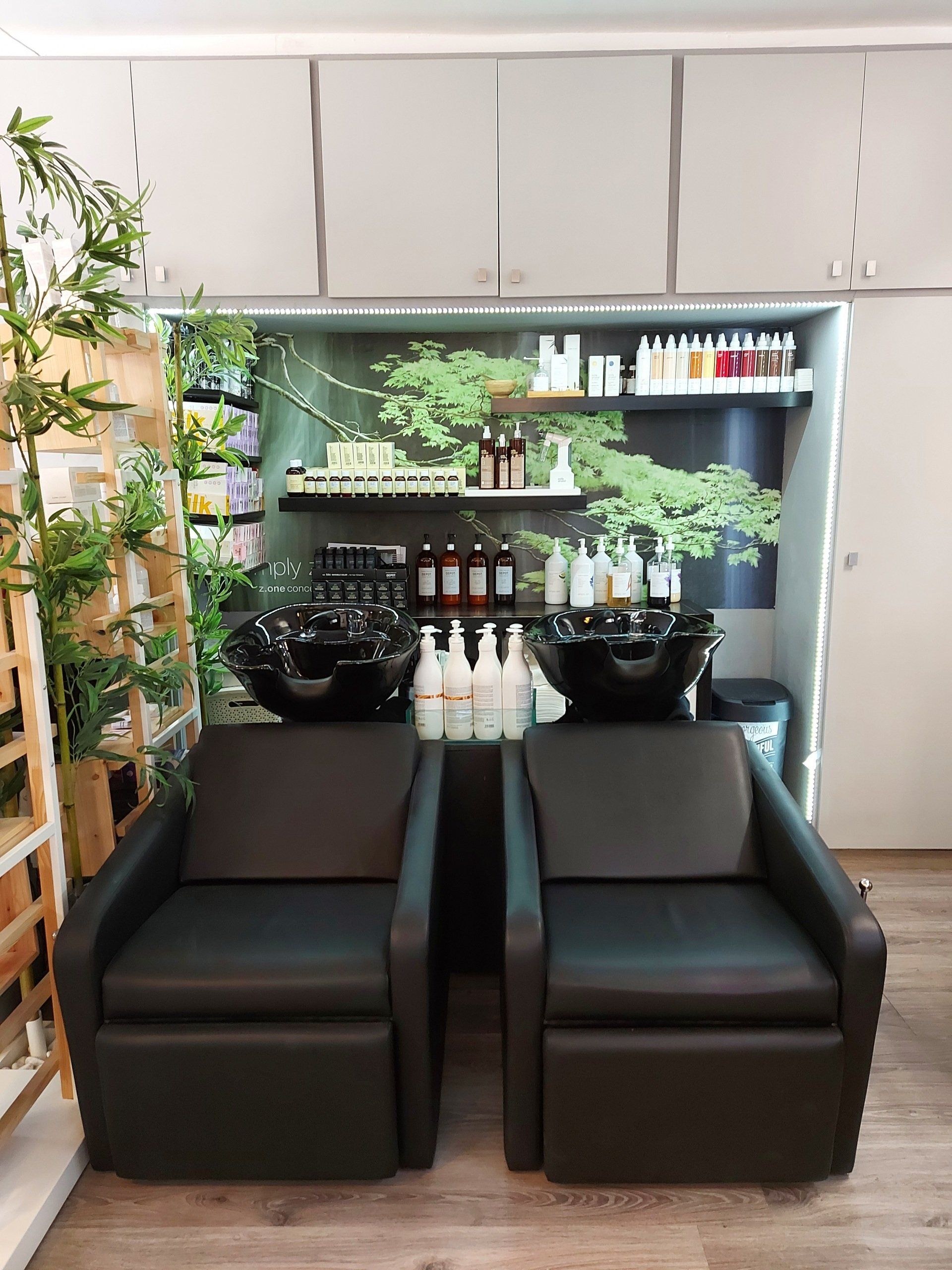 Una peluquería con dos sillas y un lavabo.