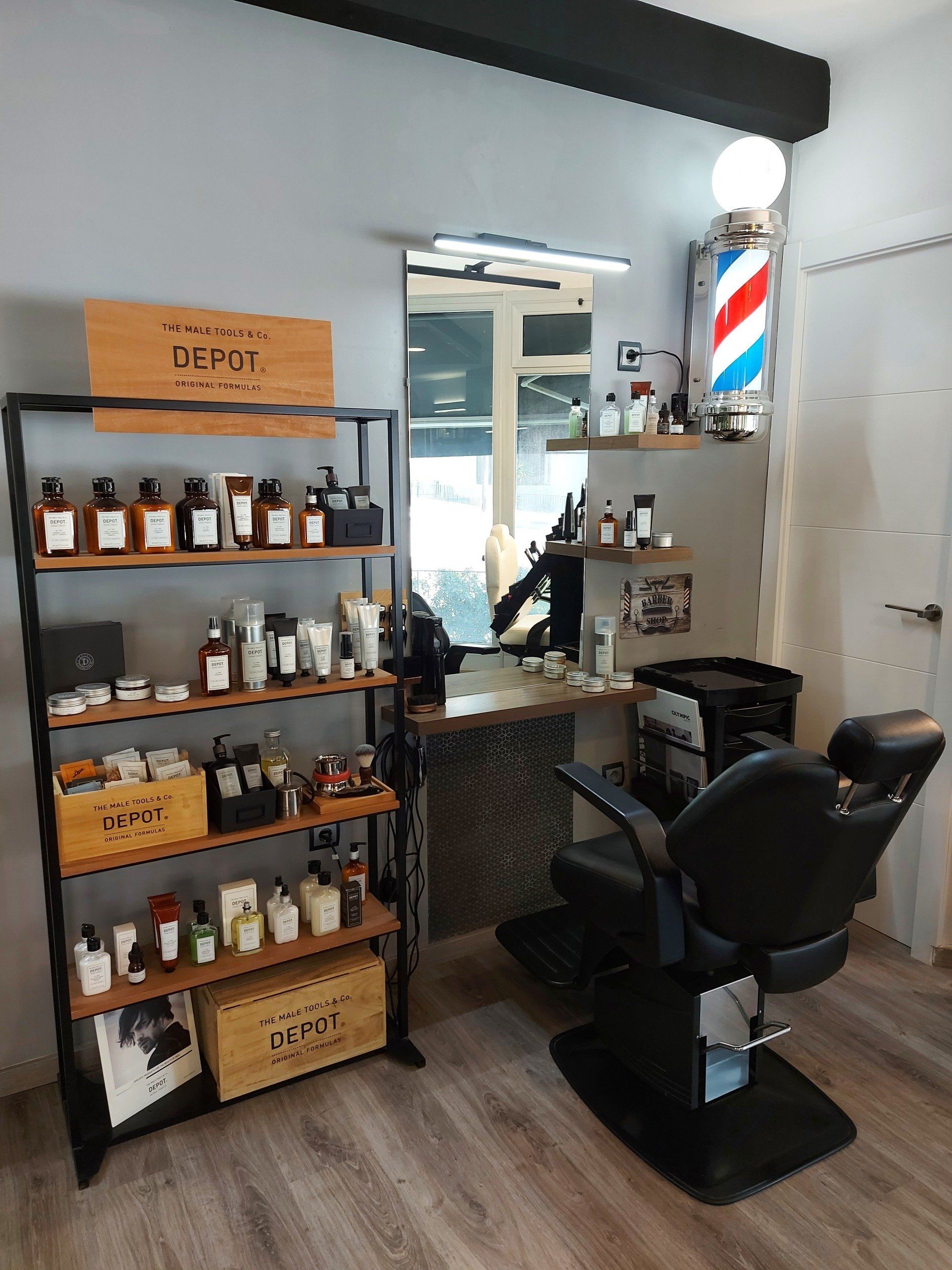 Una barbería con una silla de barbero y un poste de barbero.