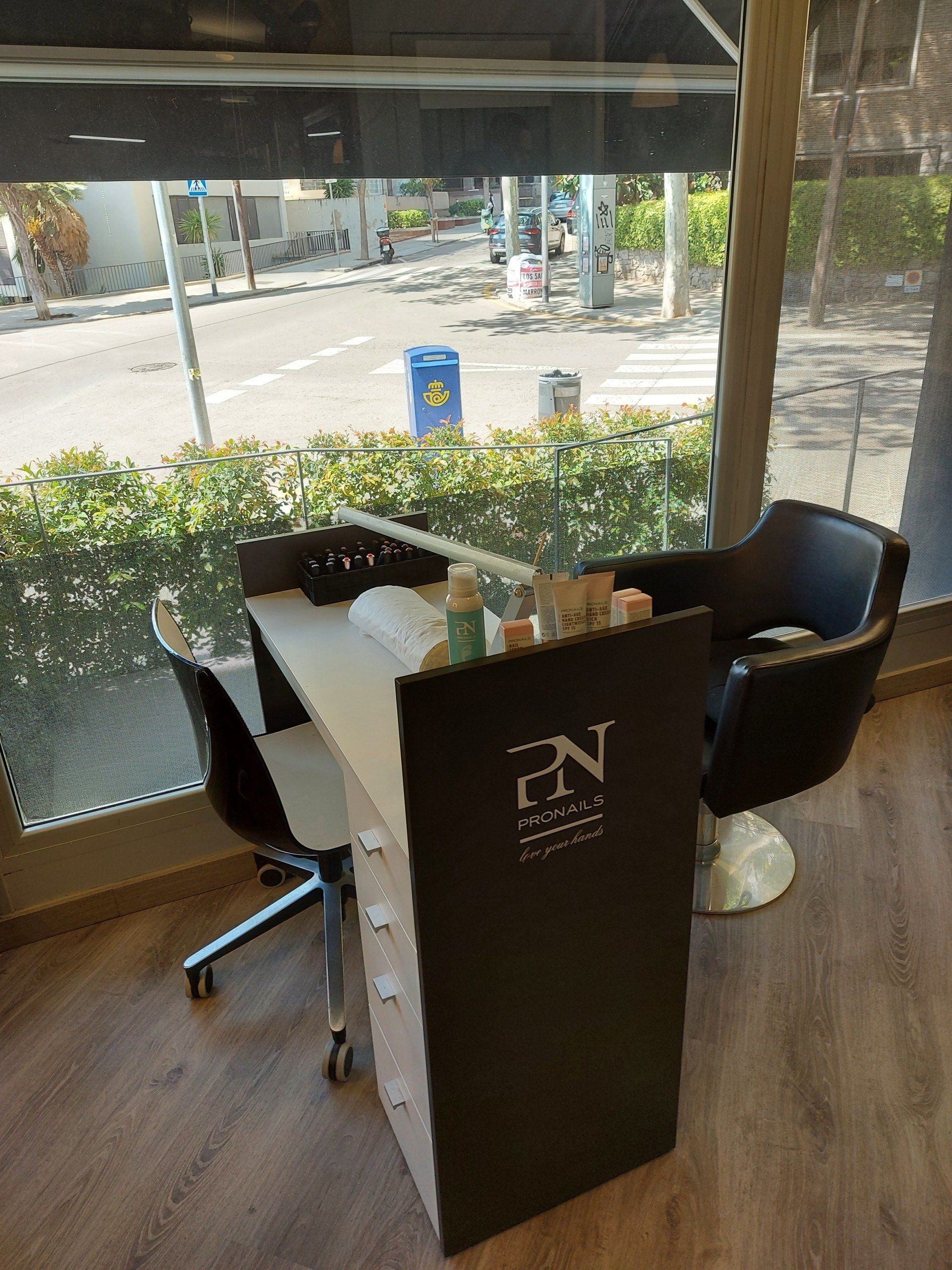 Un salón con una mesa y sillas frente a una ventana.