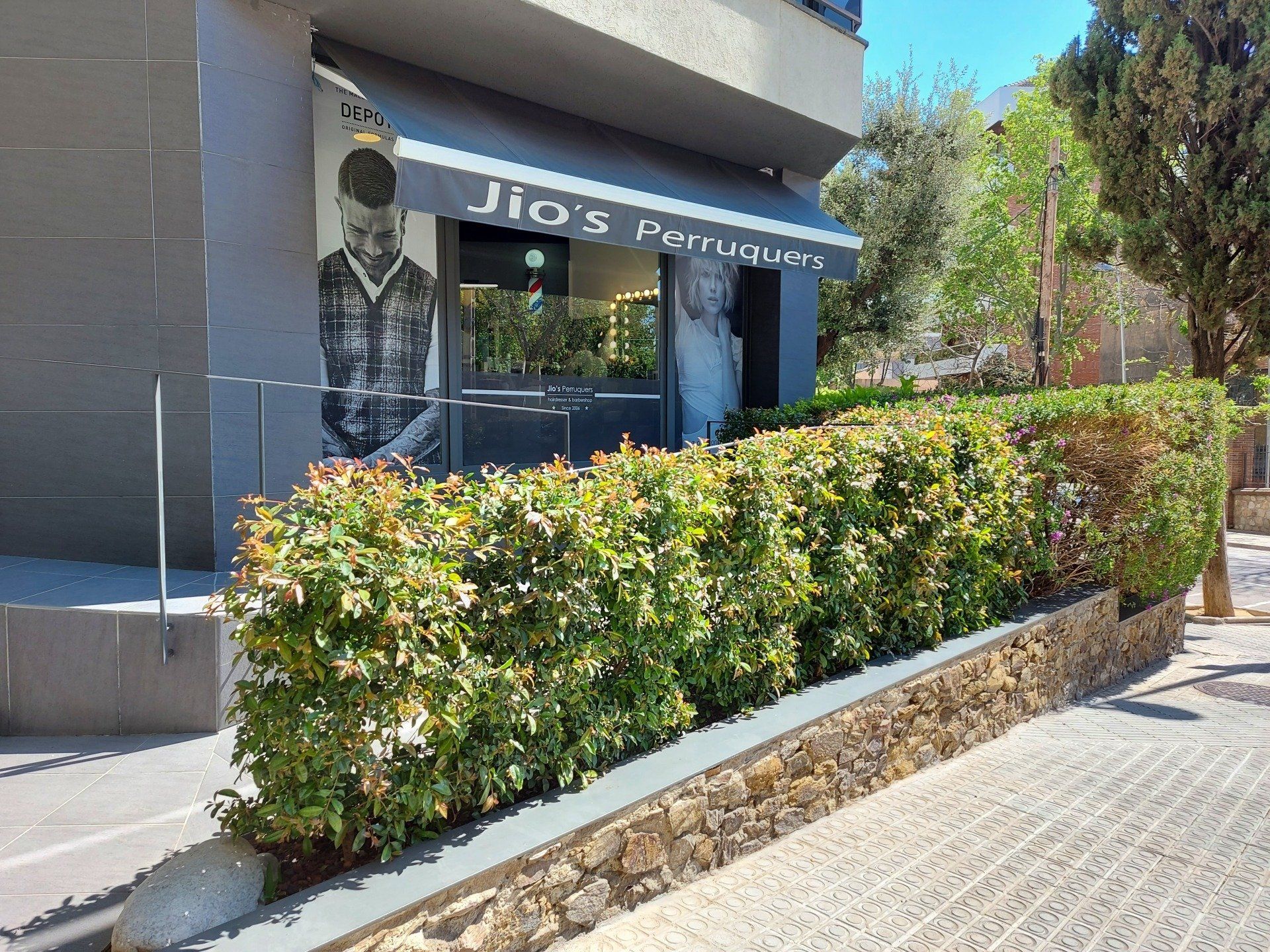 Un edificio con un cartel que dice Jio's.