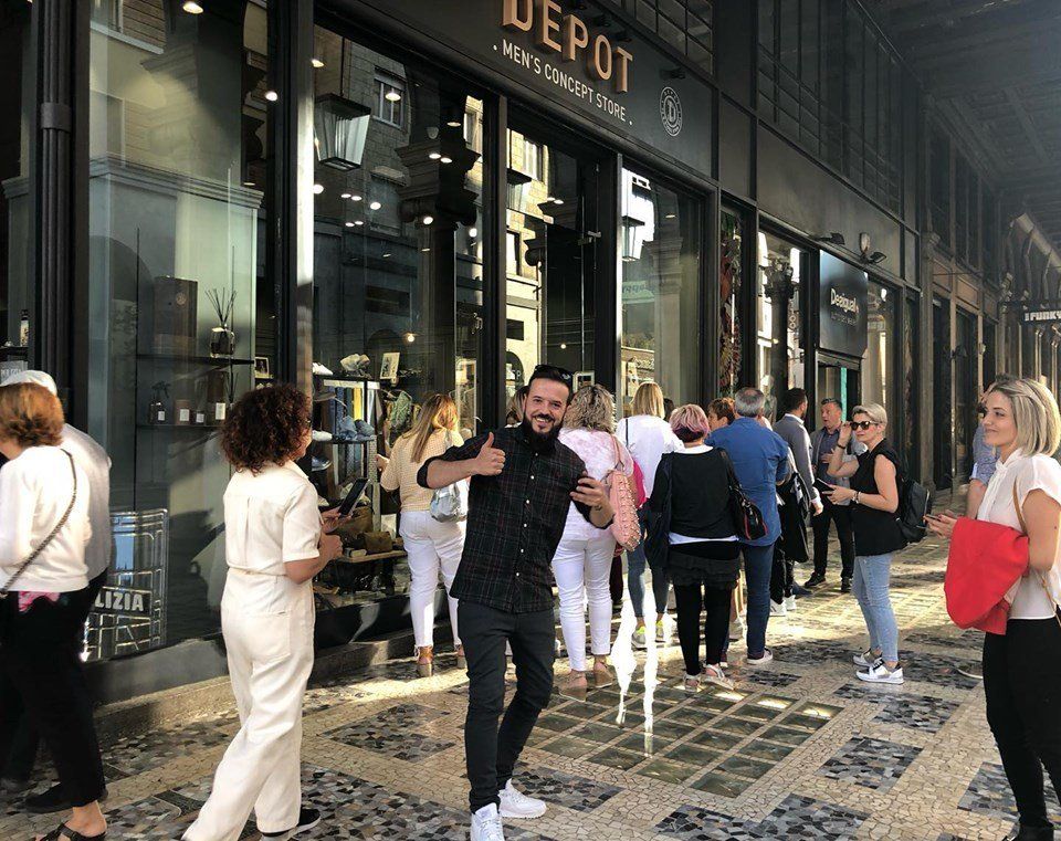 Un grupo de personas se encuentra afuera de una tienda.