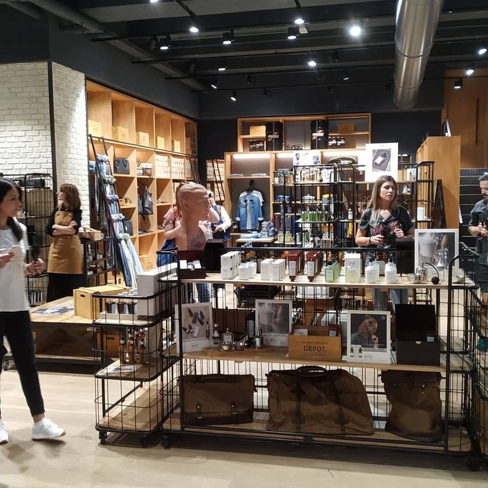 Un grupo de personas está de pie en una tienda mirando artículos.